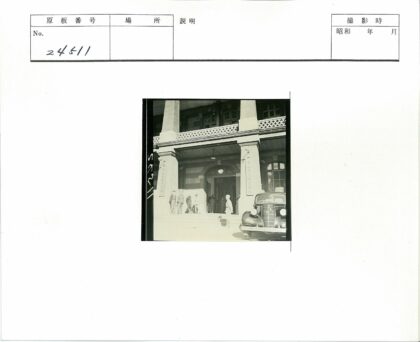 装饰柱大楼前的老式汽车.jpg