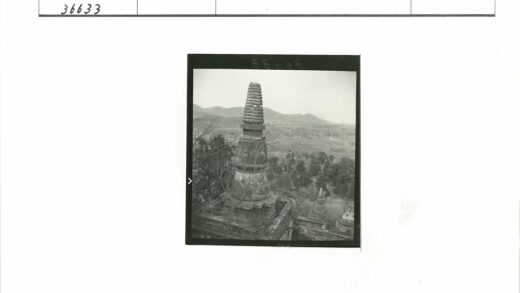 装饰石塔与丘陵风光.jpg