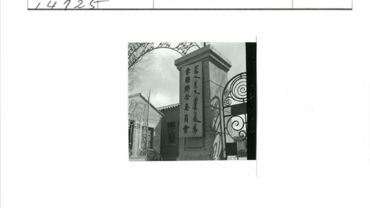 装饰石柱与建筑风景照.jpg