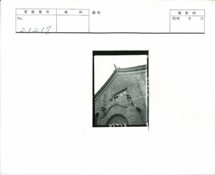 装饰石雕十字架建筑立面.jpg