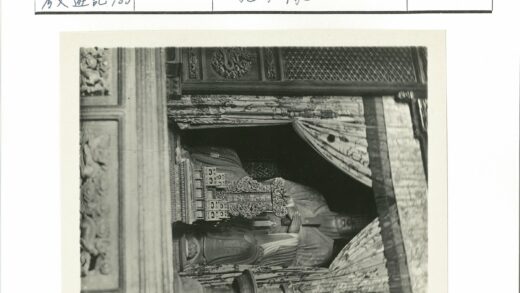 装饰空间精致雕像与华丽窗帘.jpg