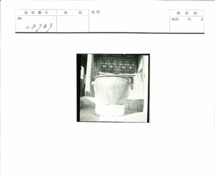 装饰窗板建筑前的大型陶罐.jpg