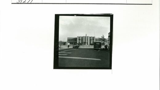 装饰艺术建筑前的街景与人群.jpg
