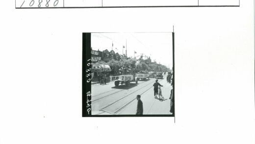 装饰车辆街头游行历史场景.jpg