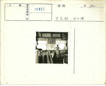 裸背男子与圆柱房间.jpg