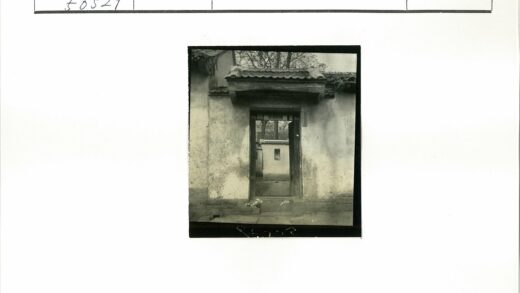褪色茅草门廊古墙庭院.jpg