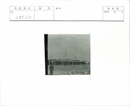 西装人群与丘陵背景合影.jpg