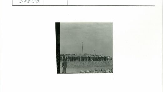 西装人群与丘陵背景合影.jpg