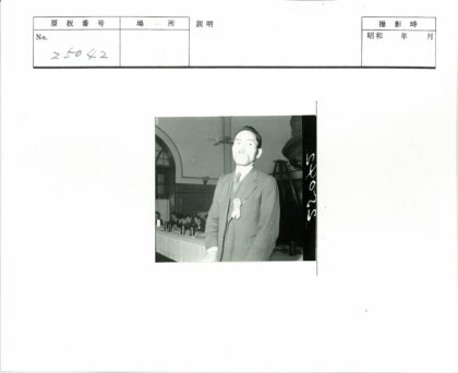 西装男士与拱门会议桌.jpg