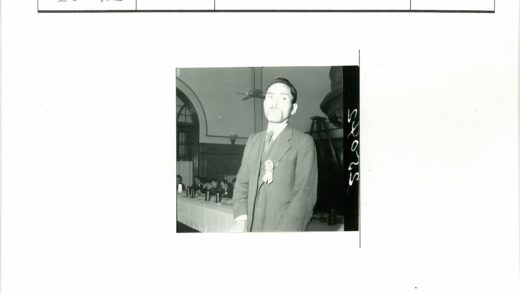 西装男士与拱门会议桌.jpg