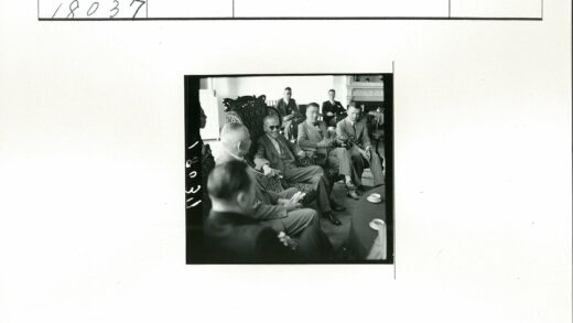 西装男士会议室内交谈.jpg