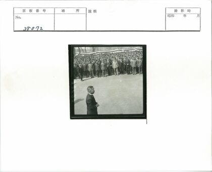 西装男士户外聚会.jpg