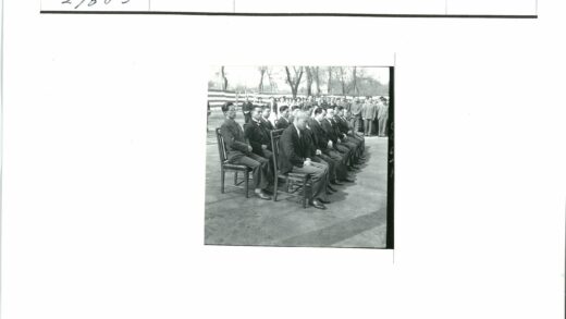 西装男士户外集会场景.jpg