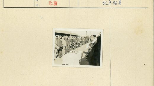 西装男士桌前物品展示.jpg