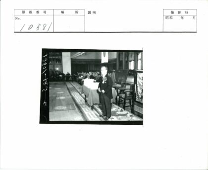 西装男士演讲现场.jpg