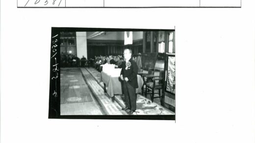 西装男士演讲现场.jpg