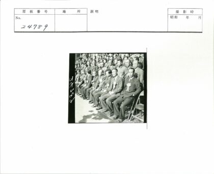 西装男士玫瑰花结户外集会.jpg