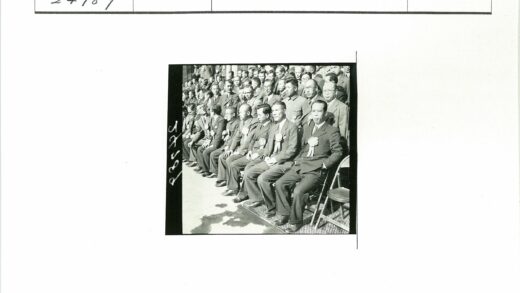 西装男士玫瑰花结户外集会.jpg