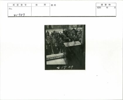 西装男士聚集听演讲.jpg