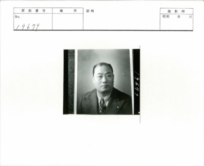 西装男士黑白肖像.jpg