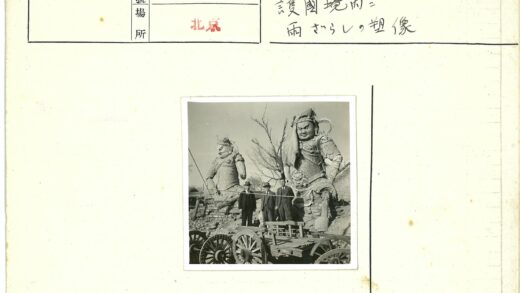 西装男子与受损战士雕像.jpg