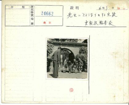 西装男子与四孩童砖墙前互动.jpg