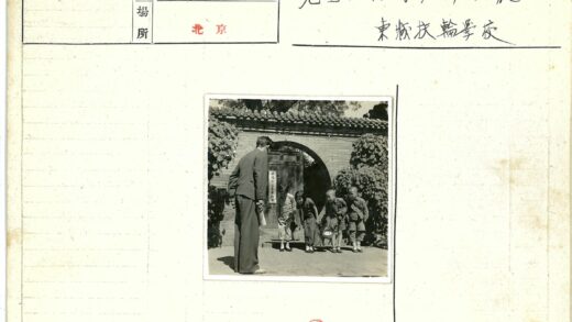 西装男子与四孩童砖墙前互动.jpg