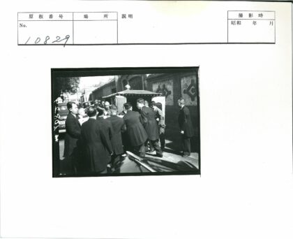西装男子与汽车街景.jpg