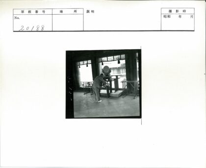 西装男子击鼓传统木窗房间.jpg