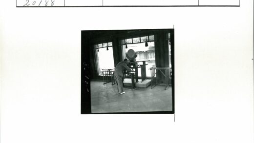 西装男子击鼓传统木窗房间.jpg
