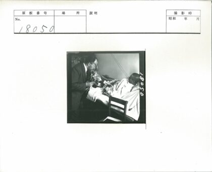 西装男子医院送花探病.jpg
