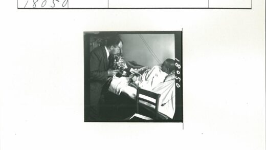 西装男子医院送花探病.jpg