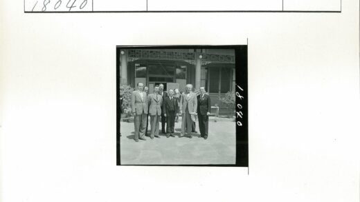 西装男子在传统建筑前合影.jpg