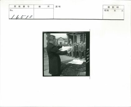 西装男子在建筑外读报.jpg