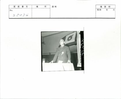 西装男子在标志横幅前演讲.jpg