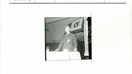 西装男子在标志横幅前演讲.jpg