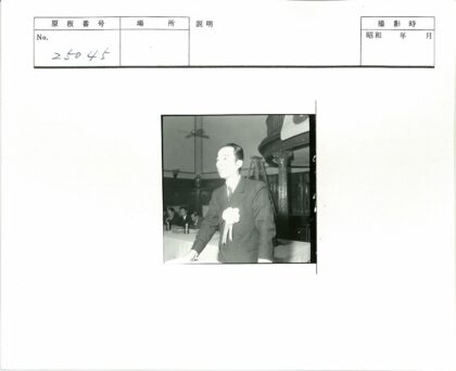 西装男子室内会议场景.jpg