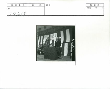 西装男子演讲现场军官出席.jpg