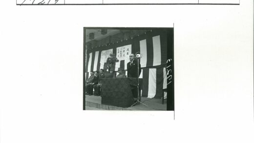 西装男子演讲现场军官出席.jpg