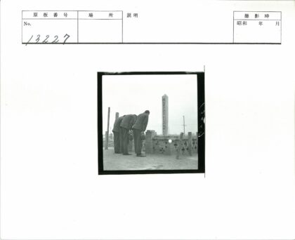 西装男子石碑前鞠躬.jpg