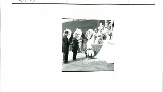 西装男子祭坛致敬.jpg
