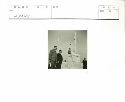 西装男子站在演讲台旁.jpg