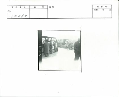 观众欣赏画廊照片展.jpg