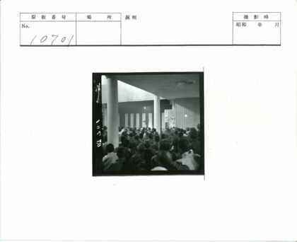 观众观看室内舞蹈表演.jpg