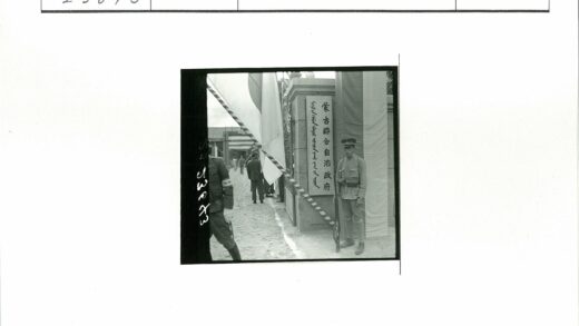 警卫站岗的刻文石柱入口.jpg