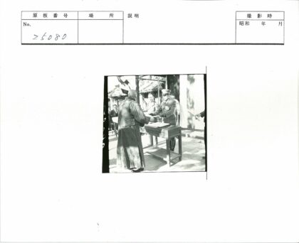 警官交接文件历史场景.jpg