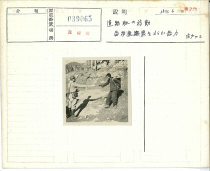 警察与背包男孩山丘合影.jpg