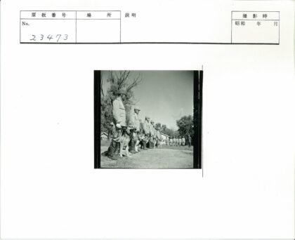 警察与警犬在泥泞小路上执勤.jpg