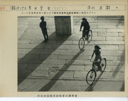 警察旁观妇女骑自行车的街景.jpg