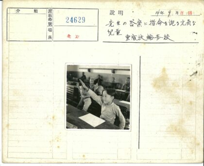 课堂上积极举手的学生.jpg